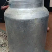 ظرف ۲۰ کیلویی شیر ، روغن محلی|آب‌چکان و نظم‌دهنده ظروف|شیراز, فخرآباد (دروازه کازرون)|دیوار