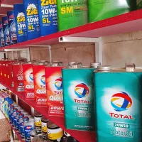 شاگرد در مغازه تعویض روغنی