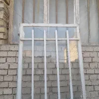 درب و پنجره آهنی موجود هست