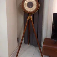 ساعت سه پایه چوبی