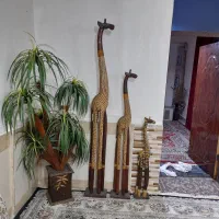 زرافه های چوبی و درختچه مصنوعی