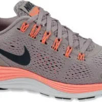 چون داریم جابجا میشیم، کفشهای شناسنامه دار ۲/۹۰۰|کیف، کفش، کمربند|اصفهان, باغ نگاره|دیوار