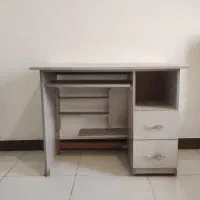 میز تحریر و کامپیوتر