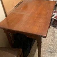 میز چوبی، دو صندلی و یک عسلی