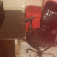 صندلی چرخشی و میز پیشخوان