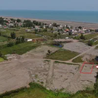 زمین-ساحلی-کوچه-منتهی-به-دریا-فاصله-کم