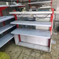 میز پیشخوان و قفسه و چهار پایه آهنی