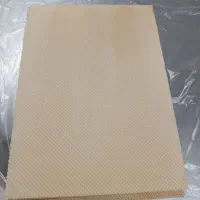 نیروی کمکی به یک نفر در کار بسته بندی نان ویفر