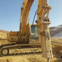 راننده بیل مسلط به پاکت و پیکور