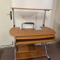 میز تحریر و کامپیوتر