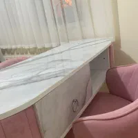 میز ناخن همراه با استند و دوعدد صندلی|آرایشگاه و سالن‌های زیبایی|اصفهان, بهارستان|دیوار