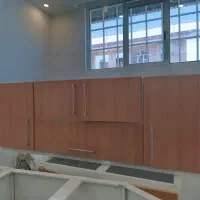 کابینت آشپزخانه فلزی با روکش طرح چوب روشن