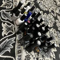 مقداری لاک ژل و ابزار ناخن کاری کارکرده