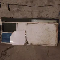 تعدادی در پنجره و تیراهن