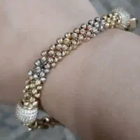 طلا دستبند و گردنبند و روی لباسی