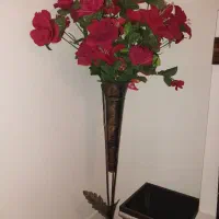 گل مصنوعی و گلدان