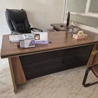 یک میز مدیریتی و یک میز اداری