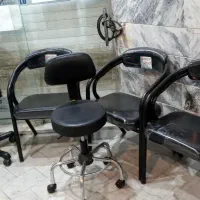 صندلی چرخ جک دار و میز پیشخوان