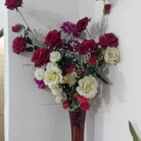 گل رز مصنوعی با گلدان