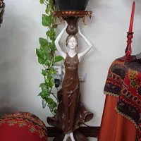 مجسمه کنار سالنی