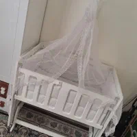تخت کنار مادر و ننو