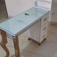 میز ناخن و دوتا صندلی چرخ دار و استند لاک