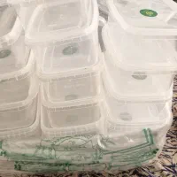 تعدادی ظرف پلاستیکی و یکبار مصرف