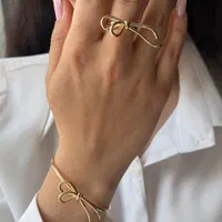 ست پاپیونی که می‌درخشه رو دستت|بدلیجات|اصفهان, مفتح|دیوار