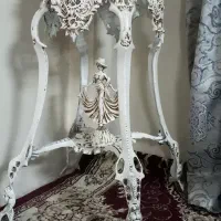 میز کنار تلفن کنار سالنی سنگین طرح فرشته ملائکه