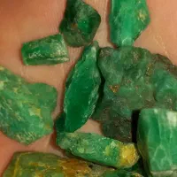 سنگ زمرد از طرفای افغانستان آمده|جواهرات|یزد, |دیوار