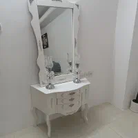 اینه و کنسول  شمعدان ها کاملا سالم