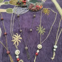 تعدادی گردنبندلباس