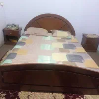 تخت خواب به همراه دراور و بغل تختیش وصندلی