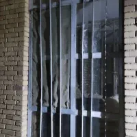 در و پنجره آهنی،در چوبی