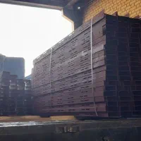 کارگر بارگیری با جرثقیل و یک سری اقلام با دست