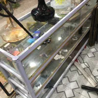 ویترین شیشه ای