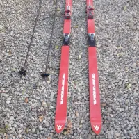 یک جفت اسکی روی برف