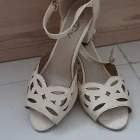 کفش دخترانه شیری