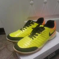 کفش سالن فوتسال