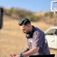 دیجی و خواننده به همراه سیستم صوتی