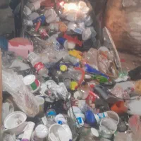 کار درکارگاه بازیافت پلاستیک.اقا و خانم