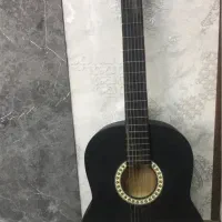 گیتار مشکی کم کارکرده همراه با کاور و کیف آموزشی