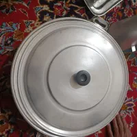 یک عدد قابلمه بزرگ