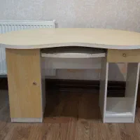 یک عدد میز کامپیوتر با چوب mdf