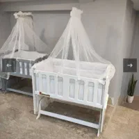 تخت کنار مادر پیر گاردین