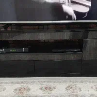 زیر تلویزیون مشکی