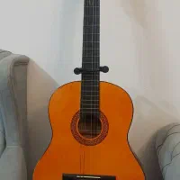 گیتار همراه با کیف و همه ملزومات گیتار