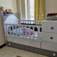 تخت و کمد کودک بسیار تمیز و در حد نو