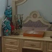 تخت و میز آرایش به همراه تشک وکفی تخت جکدار|تخت و سرویس خواب|تهران, آذری|دیوار