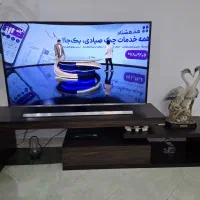 تلویزیون ۵۰ اینچ سامسونگ و میز تلویزیون
